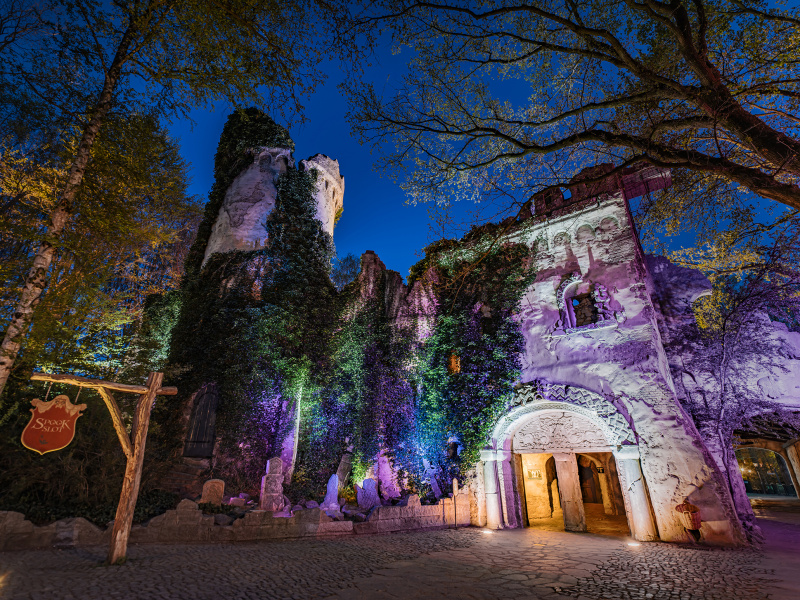 Bestand:Efteling- Spookslot exterieur avond.jpg