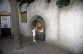 Een kind voert papier aan <a href="/lemma/Wagen_Gijs" title="Wagen Gijs">Wagen Gijs</a>, links is een <a href="/lemma/Vendingautomaat" title="Vendingautomaat">limonadeautomaat</a> te zien (<a href="/lemma/1988" title="1988">1988</a>).