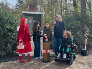 Officiële opening <a href="/lemma/Changing_Places_Toilet" title="Changing Places Toilet">Changing Places Toilet</a> door ambassadeurs van Stichting het Gehandicapte Kind: Kirsy en Turan, vergezeld door <a href="/lemma/Roodkapje" title="Roodkapje">Roodkapje</a> (vertegenwoordiger Efteling), Irene Moors (ambassadeur Vriendenloterij) en ervaringsdeskundige Sophie.