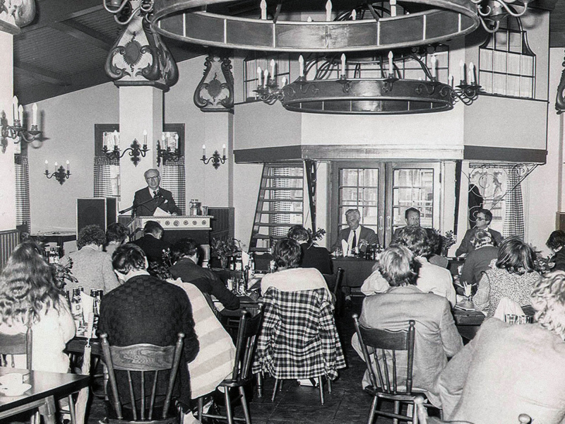 Bestand:Hermantenbruggencate-speech-jarentachtig.jpg