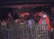 Wachtrij voor het laten signeren van je album in het <a href="/lemma/Fata_Morgana_Paleis" title="Fata Morgana Paleis">Fata Morgana Paleis</a> tijdens het <a href="/lemma/Suske_en_Wiske" title="Suske en Wiske">Suske en Wiske</a>-weekend, 2003