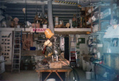 De werkplaats van de <a href="/lemma/Decoratie_%26_Vormgeving" title="Decoratie &amp; Vormgeving">vormgevers</a>, omstreeks <a href="/lemma/1991" title="1991">1991</a> tijdens de bouw <a href="/lemma/Droomvlucht" title="Droomvlucht">Droomvlucht</a>.