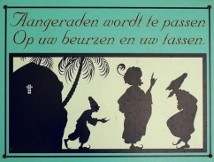 <a href="/lemma/Aangeraden_wordt_te_passen..." title="Aangeraden wordt te passen...">Aangeraden wordt te passen...</a>-bordje bij de <a href="/lemma/Indische_Waterlelies" class="mw-redirect" title="Indische Waterlelies">Indische Waterlelies</a>.
