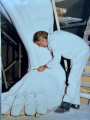 Vormgever <a href="/lemma/Adriaan_Derksen" title="Adriaan Derksen">Adriaan Derksen</a> werkt aan de voet van de <a href="/lemma/Djinn" title="Djinn">Djinn</a> in <a href="/lemma/Fata_Morgana" title="Fata Morgana">Fata Morgana</a>
