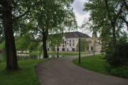 <a href="/lemma/Dwarrelplein" title="Dwarrelplein">Dwarrelplein</a>, route tussen het <a href="/lemma/Efteling_Theater" title="Efteling Theater">Efteling Theater</a> en het plein, april <a href="/lemma/2010" title="2010">2010</a>