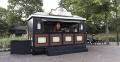 Kraam “Kebab” met aankleding <a href="/lemma/Efteling_Stoomtreinmaatschappij" class="mw-redirect" title="Efteling Stoomtreinmaatschappij">Efteling Stoomtreinmaatschappij</a>, nabij <a href="/lemma/Oude_Tuffer" class="mw-redirect" title="Oude Tuffer">Oude Tuffer</a>, zomer 2019