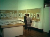 <a href="/lemma/Anton_Pieck" title="Anton Pieck">Anton Pieck</a> en zijn dochter Elsa bekijken de <a href="/lemma/Anton_Pieck-tentoonstelling_in_het_Singer_Museum" class="mw-redirect" title="Anton Pieck-tentoonstelling in het Singer Museum">Anton Pieck-tentoonstelling in het Singer Museum</a>.