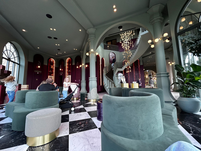 Bestand:Egh-lobby-zitjes.jpeg