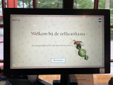Bij met snoep op geanimeerd startscherm van de zelfscankassa van <a href="/lemma/De_Soete_Inval" title="De Soete Inval">De Soete Inval</a> in 2024 - Foto: Eftepedia