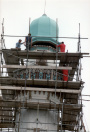 Exterieur, 06-1985. Bouwlieden op de minaret geleiden de koepel zodat die exact aansluit op de wanden.