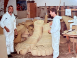 Vormgevers <a href="/lemma/Adriaan_Derksen" title="Adriaan Derksen">Adriaan Derksen</a> en <a href="/lemma/Hans_Pulles" title="Hans Pulles">Hans Pulles</a> bij de voeten van de <a href="/lemma/Djinn" title="Djinn">Djinn</a> voor <a href="/lemma/Fata_Morgana" title="Fata Morgana">Fata Morgana</a>