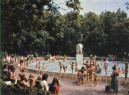 <a href="/lemma/Kinderbad" title="Kinderbad">Kinderbad</a> richting de <a href="/lemma/Speeltuin" title="Speeltuin">Speeltuin</a> gefotografeerd, <span class="redlink">1980</span> of iets eerder