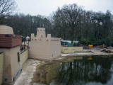 Bouw van een bruggetje nabij het <a href="/lemma/Pira%C3%B1aplein" title="Pirañaplein">Pirañaplein</a>, dat middels de <a href="/lemma/Zwembadlaan" title="Zwembadlaan">Zwembadlaan</a> in verbinding staat met <a href="/lemma/Ruigrijk" title="Ruigrijk">Ruigrijk</a>, april <span class="redlink">2009</span>