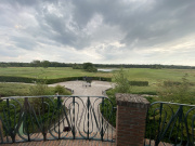 <a href="/lemma/Clubhuis" title="Clubhuis">Clubhuis</a> van het <a href="/lemma/Efteling_Golfpark" title="Efteling Golfpark">Efteling Golfpark</a> in juni <a href="/lemma/2020" title="2020">2020</a> ten tijde van de <a href="/lemma/Coronavirus" class="mw-redirect" title="Coronavirus">Coronavirus</a>-maatregelen