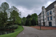 Pad langs het <a href="/lemma/Efteling_Theater" title="Efteling Theater">Efteling Theater</a> af, richting de noordzijde <a href="/lemma/Vonderplas" title="Vonderplas">Vonderplas</a>, 2010 