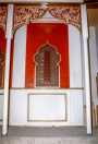 Troonzaal, 11-1985. Detail van een raam ter hoogte van het bandje in de Troonzaal, op de linkerkade. De witte delen worden nog voorzien van wit en roze marmer, de rode delen worden uiteindelijk behangen.