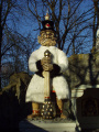 Wachter van de <a href="/lemma/Indische_Waterlelies" class="mw-redirect" title="Indische Waterlelies">Indische Waterlelies</a> met bontjas in de <a href="/lemma/Winter_Efteling" title="Winter Efteling">Winter Efteling</a> 2003