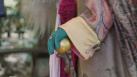 Close-up van de linkerhand en de staf van de <a href="/lemma/Sprookjessprokkelaar_(figuur)" title="Sprookjessprokkelaar (figuur)">Sprookjessprokkelaar</a>.