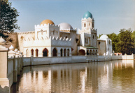 Exterieur, 06-1985. Zicht op de voorgevel, in keurig ingeschaduwde en afgewerkte staat. In de achtergrond staan nog steeds de oranje bouwketen van Pepping.