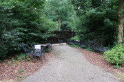 Voormalig stukje <a href="/lemma/Dioramalaan" title="Dioramalaan">Dioramalaan</a> achter de houten poort aan de <a href="/lemma/Pardoes_Promenade" title="Pardoes Promenade">Pardoes Promenade</a>