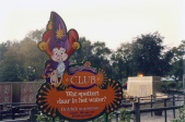 Bord ter promotie van de <a href="/lemma/Efteling_Club" title="Efteling Club">Efteling Club</a> in <span class="redlink">1997</span>, opschrift: &quot;Wat spettert daar in het water? Ontdek de geheimen... word[ ] lid van de Efteling Club&quot;