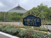 De toegang tot het <a href="/lemma/Efteling_Wonder_Hotel" title="Efteling Wonder Hotel">Efteling Wonder Hotel</a> ligt vlak naast <a href="/lemma/Vogel_Rok" title="Vogel Rok">Vogel Rok</a>
