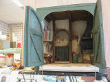 Scene van het <a href="/lemma/Smidje" title="Smidje">Smidje</a> in aanbouw, vrijwel gereed in de werkplaats, <span class="redlink">2003</span>