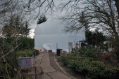 <a href="/lemma/Sprookjesboom_(Sprookjesbos)" title="Sprookjesboom (Sprookjesbos)">Sprookjesboom</a> ingepakt tijdens de bouw, maart <a href="/lemma/2010" title="2010">2010</a>