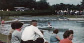 Uitzicht op de <a href="/lemma/Kanovijver" title="Kanovijver">kanovijver</a> met links achter <a href="/lemma/Consumptieverkoop_Kanovijver" title="Consumptieverkoop Kanovijver">Consumptieverkoop Kanovijver</a> <span class="redlink">1960</span>