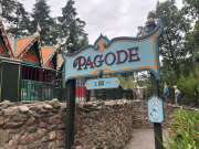 Ingang <a href="/lemma/Pagode" title="Pagode">Pagode</a> met wachttijdindicatieonderbord