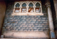 Vallend hek, 06-1985. De muur van de linkerkade van de Vallend Hek-scène. Achter het tweede raam van links wordt later de knikkende wachter geplaatst. Nu is er nog rechtstreeks zicht op de trap die toegang geeft tot de hoog gelegen dienstroute achter de Gevangenis-scène.