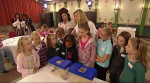 Deelneemsters samen met presentatrice Do in de Waterorgelzaal