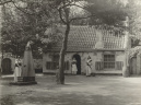 <a href="/lemma/Anton_Pieckplein" title="Anton Pieckplein">Anton Pieckplein</a> met de <a href="/lemma/Drinkebroer" title="Drinkebroer">drinkebroer</a> en het <a href="/lemma/Poppentheater" title="Poppentheater">Poppentheater</a> midden jaren vijftig