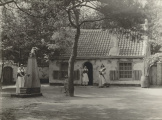 <a href="/lemma/Anton_Pieckplein" title="Anton Pieckplein">Anton Pieckplein</a> met de <a href="/lemma/Drinkebroer" title="Drinkebroer">drinkebroer</a> en het <a href="/lemma/Poppentheater" title="Poppentheater">Poppentheater</a> midden jaren vijftig