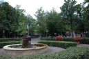 De <a href="/lemma/Pelikaanfontein" title="Pelikaanfontein">Pelikaanfontein</a> in <a href="/lemma/2008" title="2008">2008</a>, met op de achtergrond <a href="/lemma/In_den_Ouden_Marskramer" title="In den Ouden Marskramer">In den Ouden Marskramer</a> en <a href="/lemma/In_de_Gelaarsde_Kat" title="In de Gelaarsde Kat">In de Gelaarsde Kat</a>.