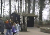 <a href="/lemma/Schuilhut" title="Schuilhut">Schuilhut</a> op <a href="/lemma/Herautenplein" title="Herautenplein">Herautenplein</a> in april 1996
