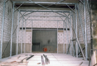 Kantelkamer, 11-1985. De staalconstructie van de Kantelkamer, gezien vanuit de kamer zelf tegen de vaarrichting in, dus richting de stormsequentie. De meebewegende vloer is geheel uitgevoerd uit stalen roosterwerk, waaroverheen de boten straks varen.