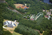 Luchtfoto <a href="/lemma/Ruigrijk" title="Ruigrijk">Ruigrijk</a> augustus <span class="redlink">2003</span>. Te zien zijn: <a href="/lemma/Villa_Pardoes" title="Villa Pardoes">Villa Pardoes</a>, <a href="/lemma/Pegasus" title="Pegasus">Pegasus</a>, <a href="/lemma/Kanovijver" title="Kanovijver">Kanovijver</a>, podium op de <a href="/lemma/Zonneweide_(grasveld)" title="Zonneweide (grasveld)">Zonneweide (grasveld)</a>, <a href="/lemma/Python" title="Python">Python</a>, <a href="/lemma/De_Likkebaerd_(1984-2009)" title="De Likkebaerd (1984-2009)">De Likkebaerd (1984-2009)</a>, <a href="/lemma/Polka_Marina" title="Polka Marina">Polka Marina</a>, <a href="/lemma/Game_Gallery" title="Game Gallery">Game Gallery</a>, <a href="/lemma/Gondoletta" title="Gondoletta">Gondoletta</a> en <a href="/lemma/Halve_Maen" title="Halve Maen">Halve Maen</a>.