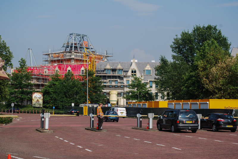 Bestand:Uitrijden-parkeerplaats-juli2010.jpg
