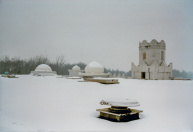 Exterieur, 02-1985. Het hoge deel van het dak, besneeuwd. Enkele koepeltjes moeten nog geplaatst worden. Mogelijk gooit het winterweer wat roet in het eten van de weekplanning.