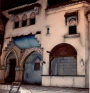 Eerste Marktscène, 03-1985. De eerste Marktscène, met rechts het verkoopluik van de groenteverkoper, gezien vanuit de vaargeul vlak nadat het decoratiewerk plaats heeft gevonden. De betonnen vloer is voorzien van authentieke tegels.