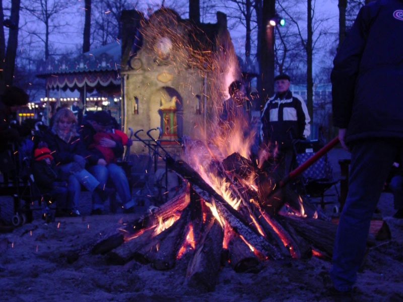 Bestand:Kampvuur pieckplein dec 2001.jpg