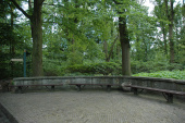 Halfrond zitje aan het <a href="/lemma/Spookslotplein_(achterzijde)" title="Spookslotplein (achterzijde)">Spookslotplein (achterzijde)</a> ter westerzijde, gelijk rechts van de uitgang <a href="/lemma/Spookslottunnel" class="mw-redirect" title="Spookslottunnel">Spookslottunnel</a>
