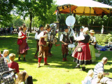 <a href="/lemma/Die_Efteling_Steinbock_Kapelle" title="Die Efteling Steinbock Kapelle">Die Efteling Steinbock Kapelle</a> op het <a href="/lemma/Steenbokplein" class="mw-redirect" title="Steenbokplein">Steenbokplein</a>, 2002