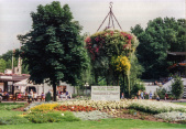 <a href="/lemma/Hanging_Basket" title="Hanging Basket">Hanging Basket</a> in juni <span class="redlink">1995</span>