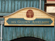 <a href="/lemma/Raveleijn" title="Raveleijn">Raveleijn</a>, gevelbord in de arena: Stokereij Den Gulden Appelboom