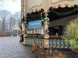 Banier wijst op <a href="/lemma/Warenhuis" title="Warenhuis">Warenhuis</a>, supermarkt in het Carrouseltheater, in december 2020 - Foto: Eftepedia