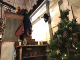 Kerstboom in het Leerhuys, daarnaast Meester Lavi