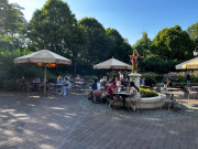 Terras <a href="/lemma/Pinokkio%27s_pizza_%26_pasta_restaurant" title="Pinokkio&#039;s pizza &amp; pasta restaurant">Pinokkio&#039;s pizza &amp; pasta restaurant</a>, zomer 2025