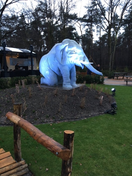 Bestand:Zwembadolifant2015.jpg